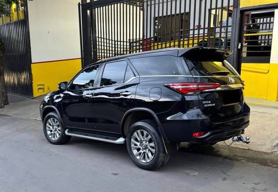 TOYOTA HILUX SW4 2.8 D-4D TURBO DIESEL SRX 7L 4X4 AUTOMÁTICO TOYOTA HILUX SW4 2.8 D-4D TURBO DIESEL SRX 7L 4X4 AUTOMÁTICO